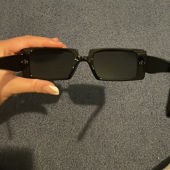 black rectangular shaped sunglasses - Picture 4 of 4